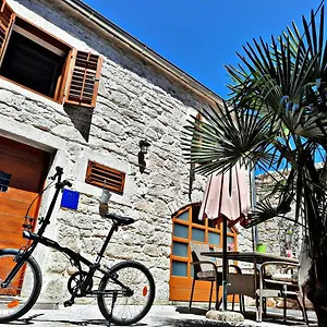 Joseph's Yard Apartment